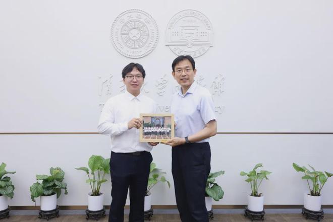 毕业生张林峰已任上海交大助理教授、博导m6米乐app27岁清华2024届博士