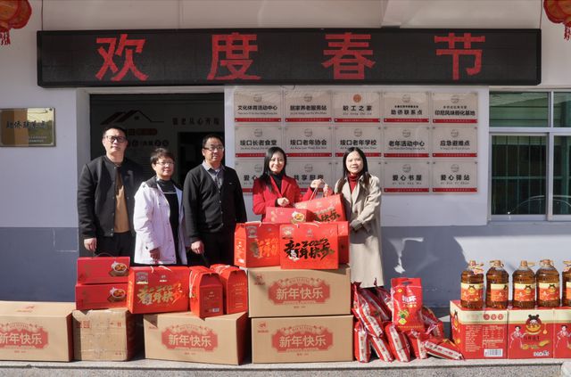 心人士向永春侨区垵口送去新春关爱米乐m6香港商报厦门站联合各界爱(图1)