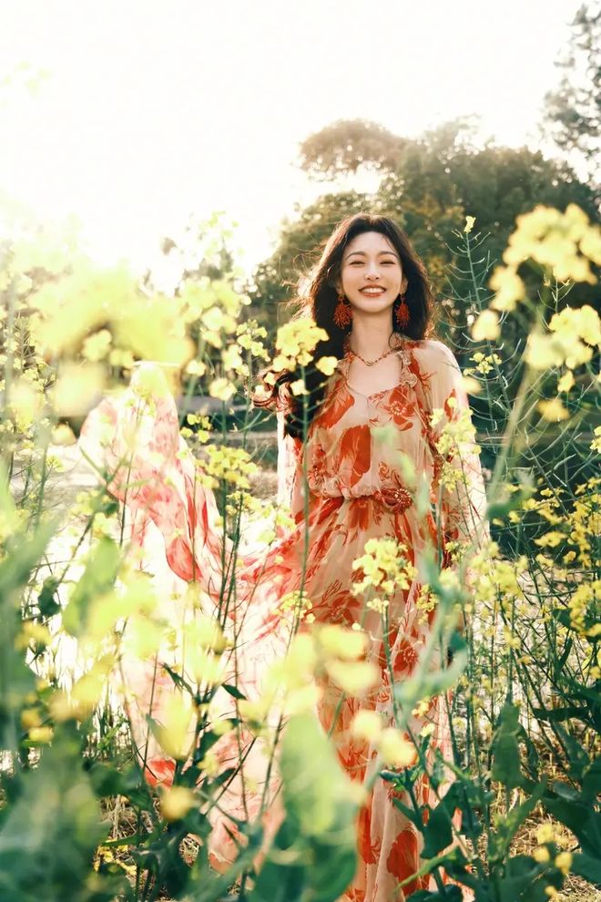 松弛感成为女明星的新战场唐嫣的公园漫步照爆红：当(图5)