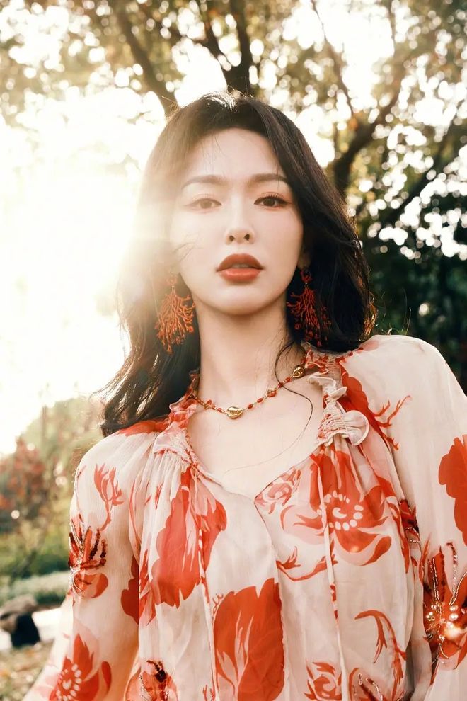 松弛感成为女明星的新战场唐嫣的公园漫步照爆红：当