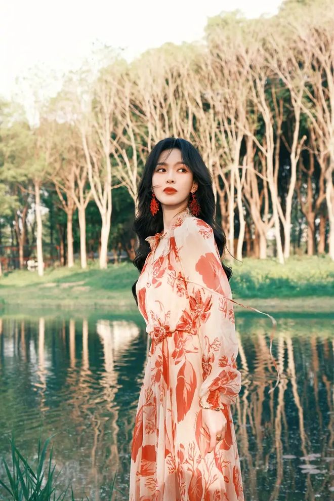松弛感成为女明星的新战场唐嫣的公园漫步照爆红：当(图2)
