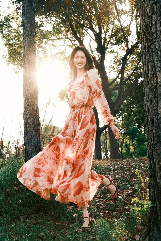 松弛感成为女明星的新战场唐嫣的公园漫步照爆红：当(图3)